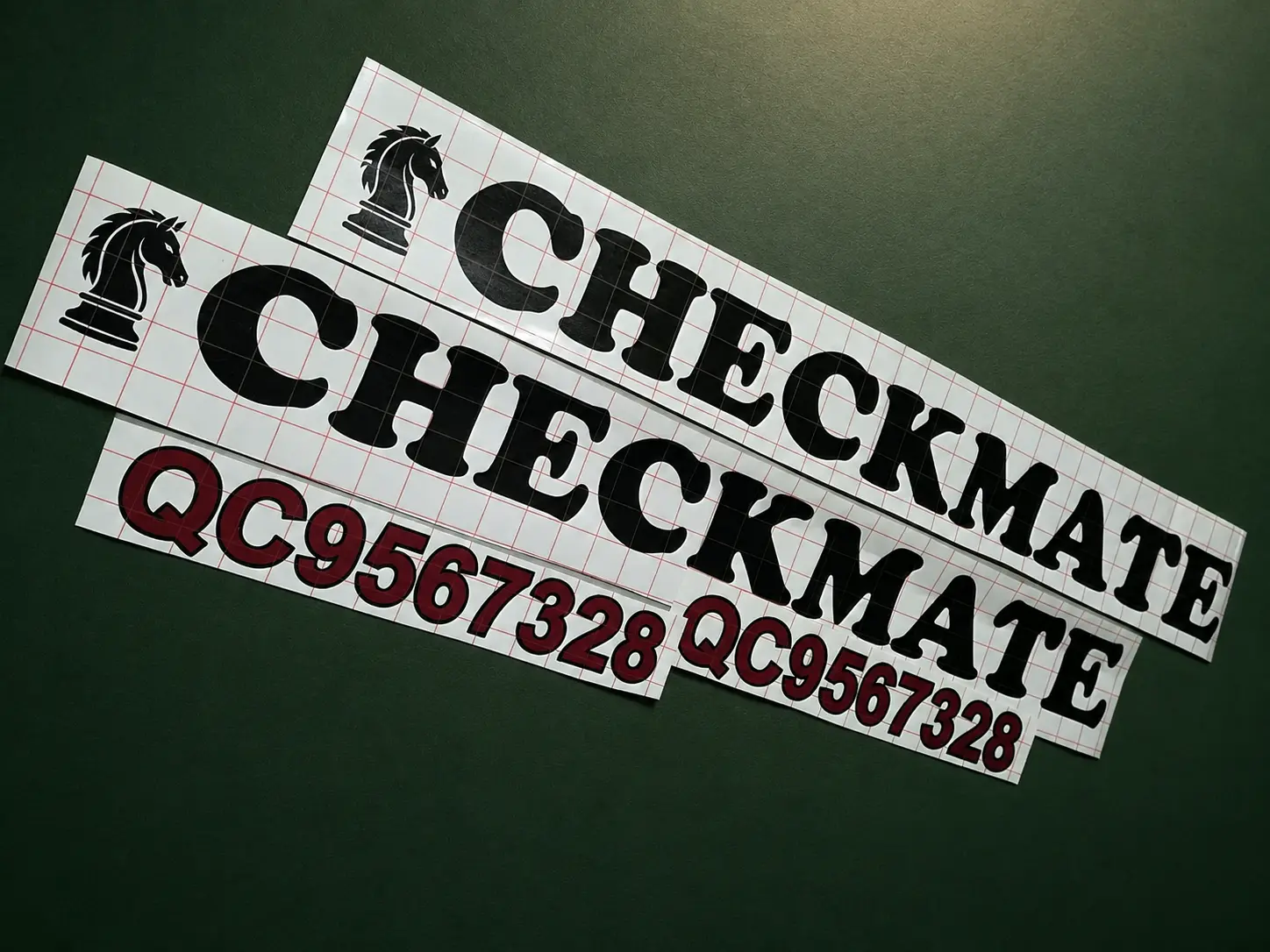 Lettrage CHECKMATE et numéros d’immatriculation sur papier transfert