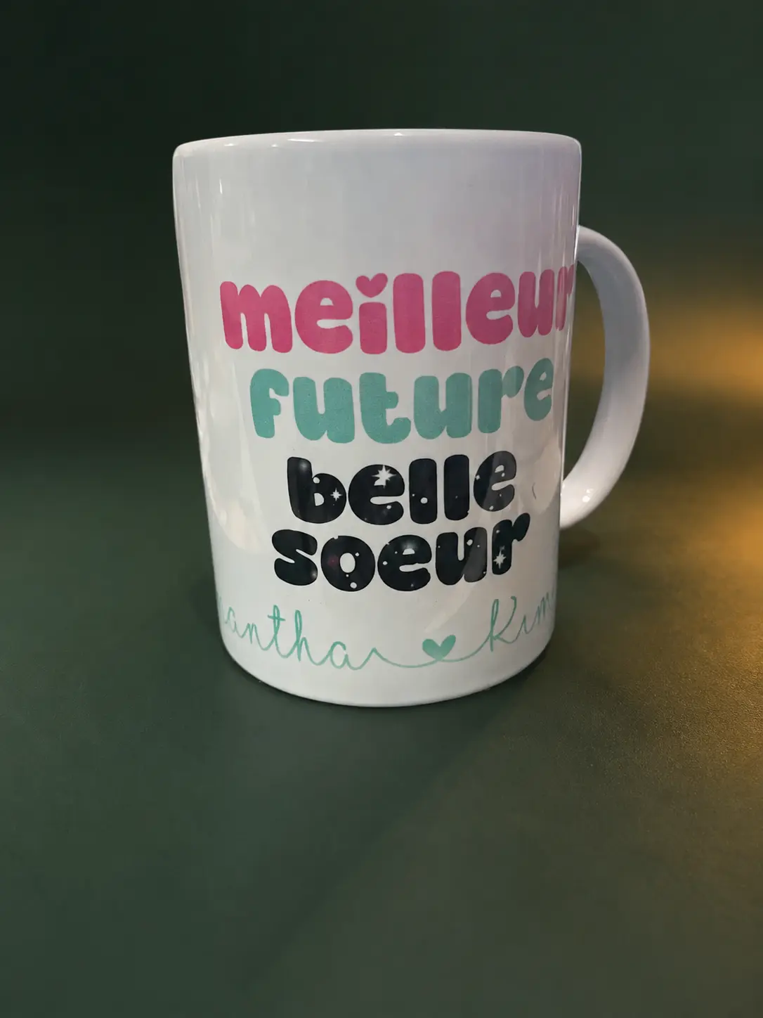 Tasse blanche personnalisée avec message coloré