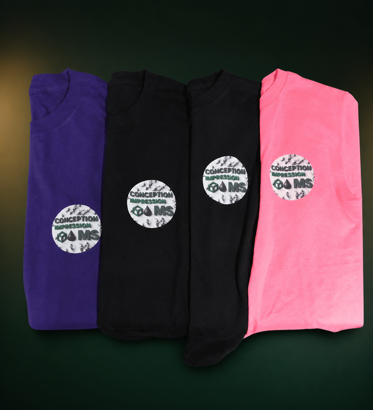 Quatre chandails personnalisés mauve, noirs et rose sur fond studio vert forêt