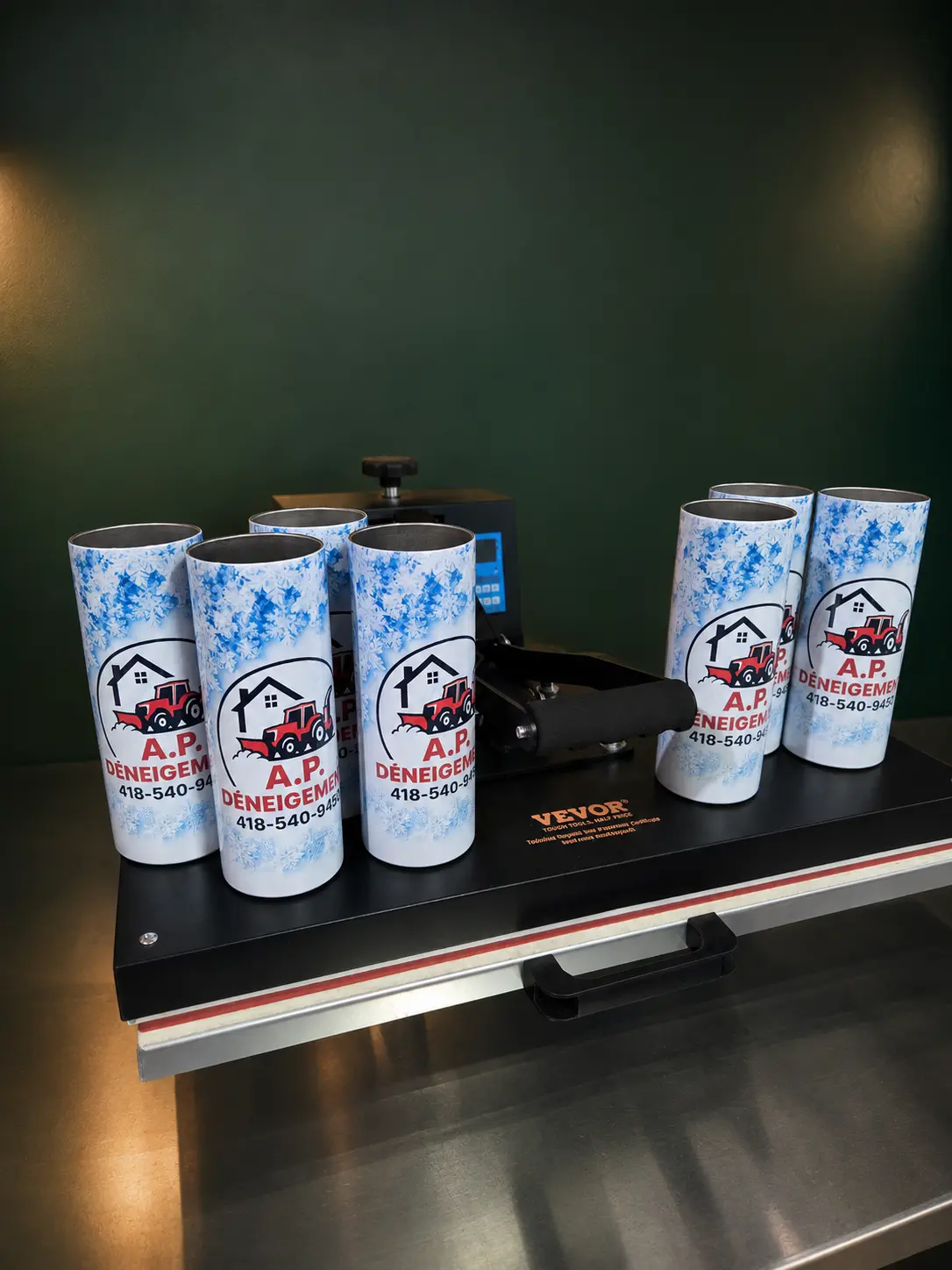 Série de verres isothermes personnalisés pour une entreprise sur une presse à chaud