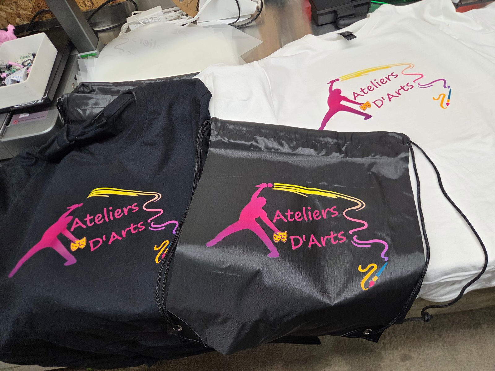 Sacs textiles noirs personnalisés avec les logos colorés des Ateliers D’Arts.